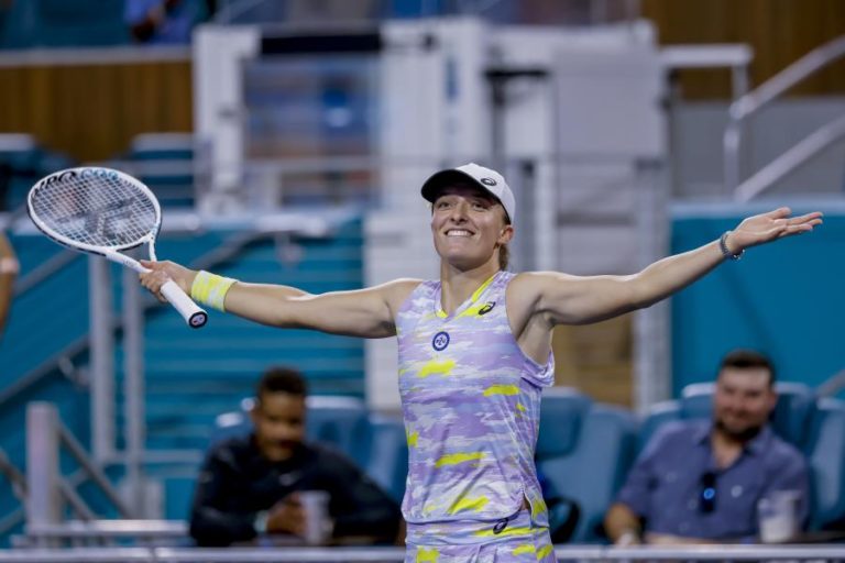 Polaca Iga Swiatek assegura subida à liderança do ‘ranking’ mundial de ténis