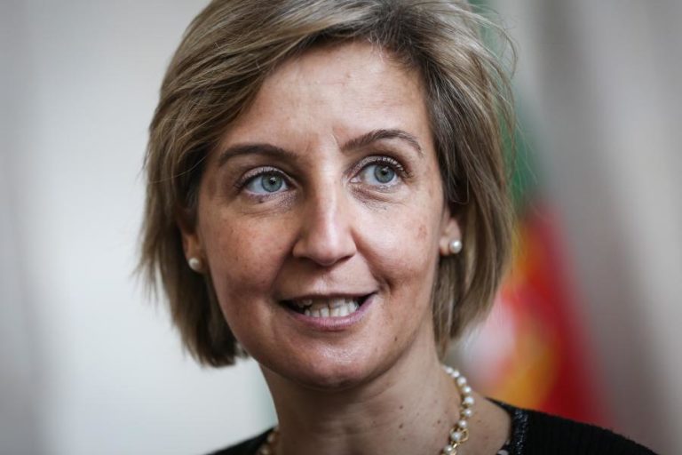 Ministra da Saúde admite reforçar centros de saúde dada procura pelas urgências hospitalares
