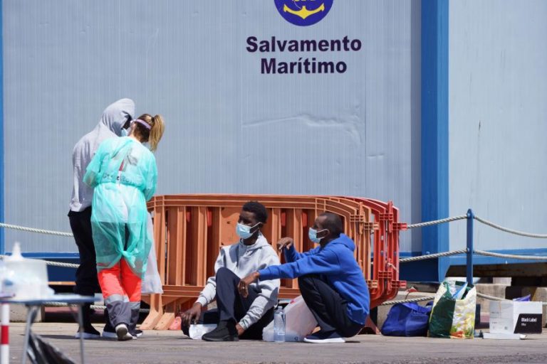 Barco com 64 pessoas vindas do norte de África chega às Canárias