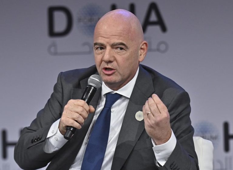 Presidente da FIFA diz que Mundial de futebol bienal está em estudo e “é viável”