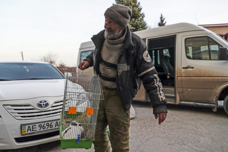 Ucrânia: O mineiro que viveu um mês numa cave com medo do “inferno” das explosões