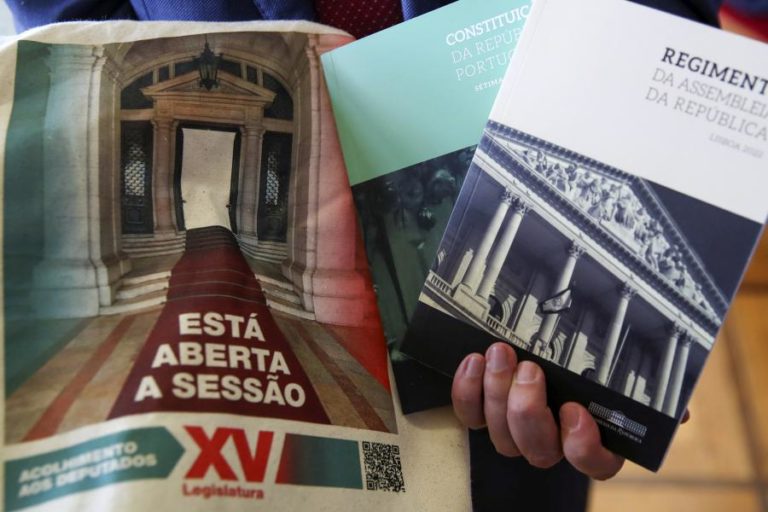 Primeira sessão plenária da XV legislatura dura 15 minutos presidida por Edite Estrela