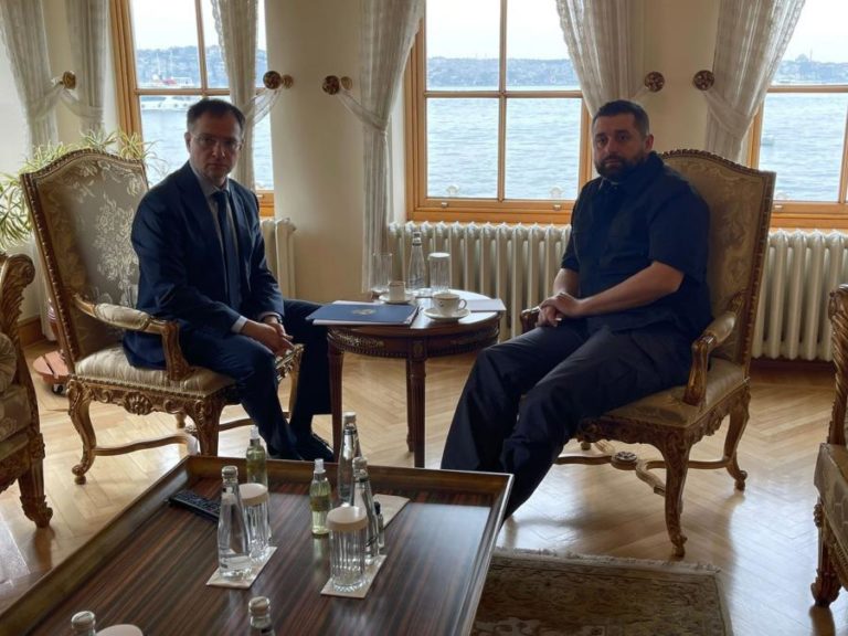 Ucrânia: Kiev aceita neutralidade e admite reunião entre Putin e Zelensky