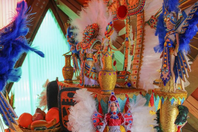 Brincadeira de Carnaval leva a exposição de 30 bonecas fantasiadas em São Vicente