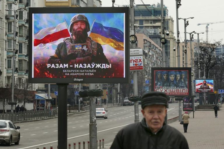 Ucrânia: Com um mês de guerra, Kiev volta ao trabalho para “ganhar a vida”