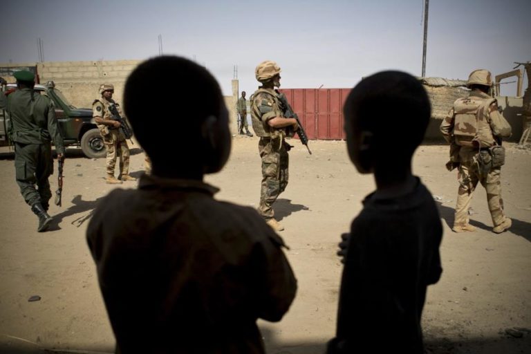 Mali: França está “gravemente preocupada” com possíveis “execuções” cometidas por militares