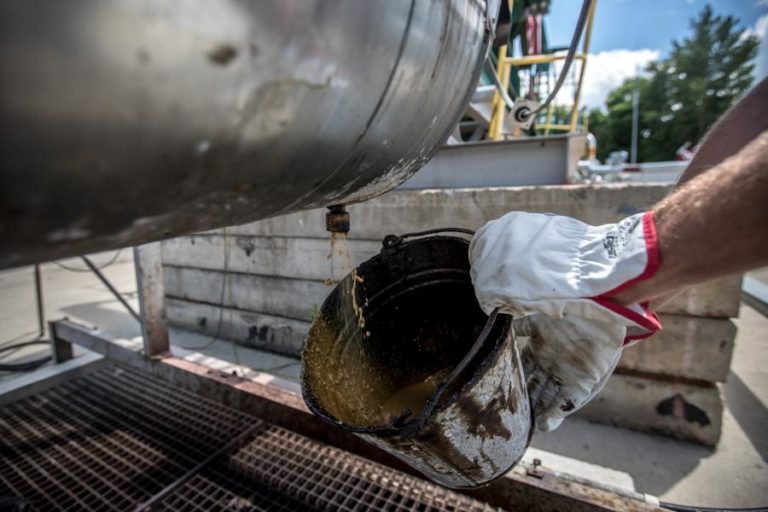 Joe Biden volta a arrendar terrenos públicos para extrair petróleo e gás