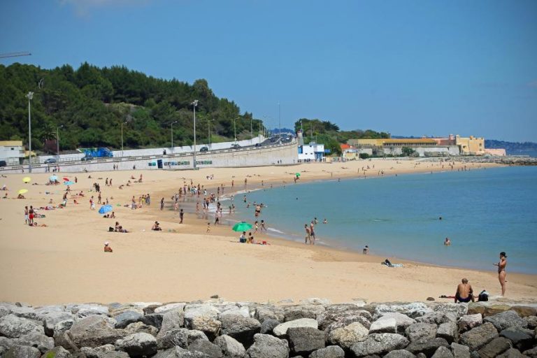 Corpo de homem encontrado no mar junto à praia de Santo Amaro em Oeiras