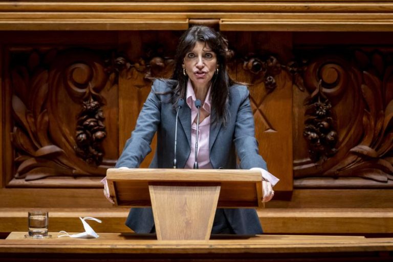 Governo: Governação de Passos Coelho gera tensão entre PS e PSD