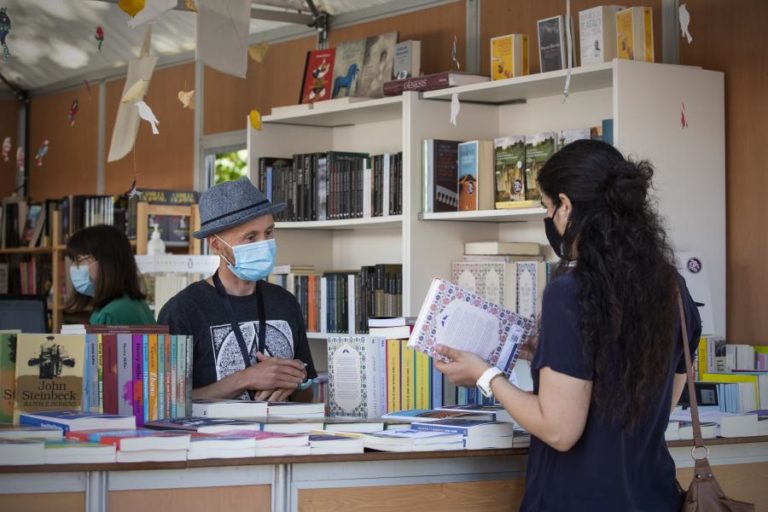 Feira do livro passa este mês do jardim para o centro cultural de Viana do Castelo