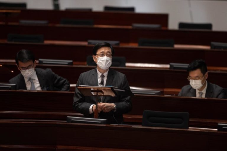Apoio de Pequim a ex-polícia para liderar Hong Kong revela aposta na segurança – análise