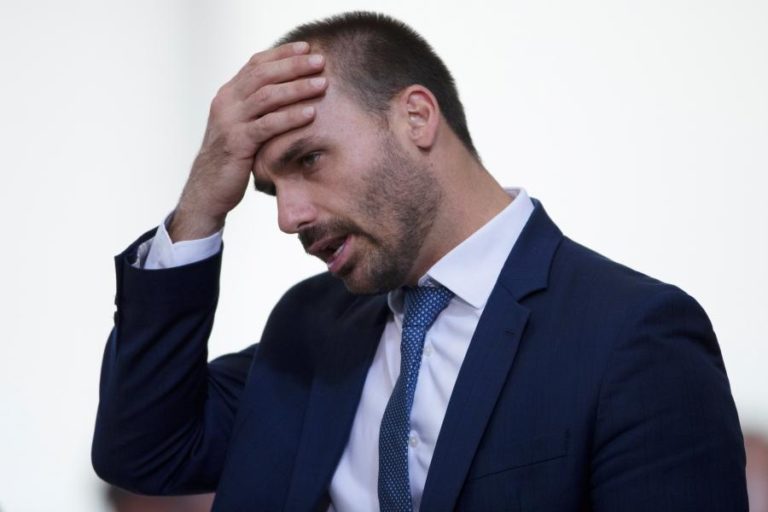 Oposição pede retirada de mandato a filho de Bolsonaro por gozar com jornalista torturada