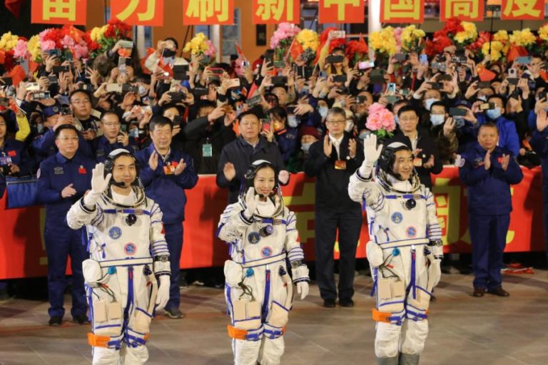 Três astronautas chineses regressam à Terra depois de 183 dias no espaço