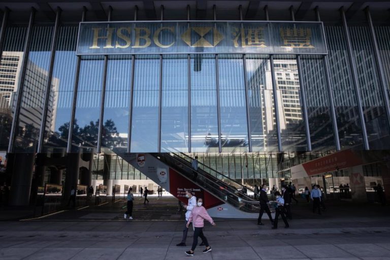 Lucros do HSBC, maior banco da Europa, caem quase um terço