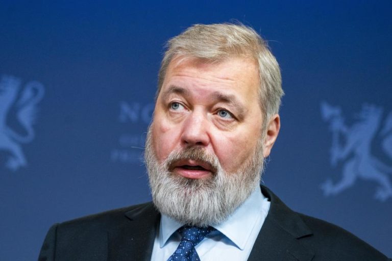 Nobel da Paz Dmitry Muratov atacado com tinta vermelha num comboio russo
