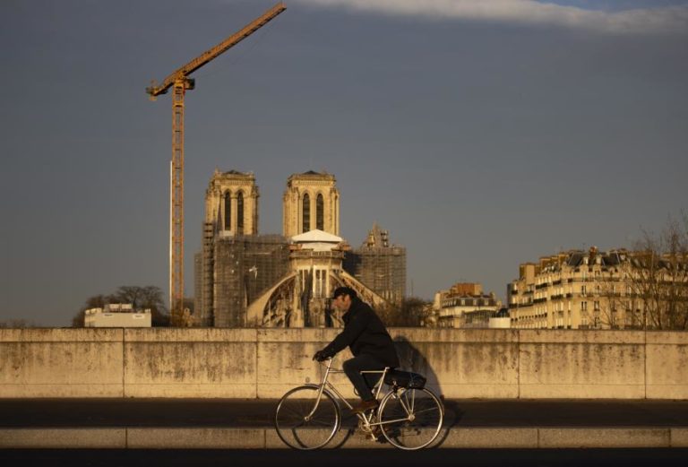 Catedral de Notre-Dame abre portas em 2024, mas não completamente renovada