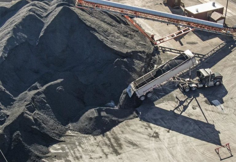 Ucrânia: UE adota quinto pacote de sanções que inclui embargo a carvão russo