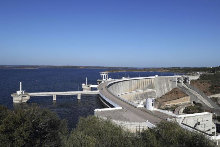 Governo leiloa hoje exploração de 263 MW de solar em sete barragens