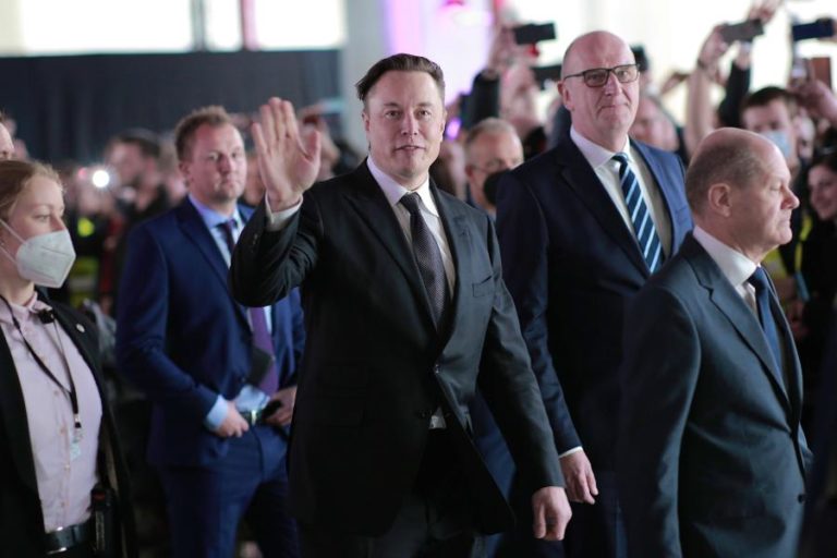 Elon Musk lidera a lista da Forbes dos mais ricos do mundo