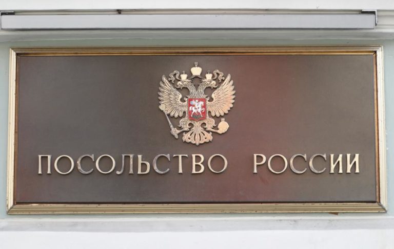 Ucrânia: Rússia promete retaliar face a expulsões de diplomatas pela Europa