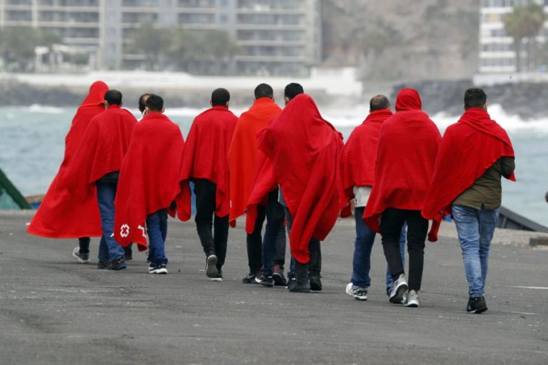 Quase 100 migrantes resgatados ao largo das ilhas Canárias