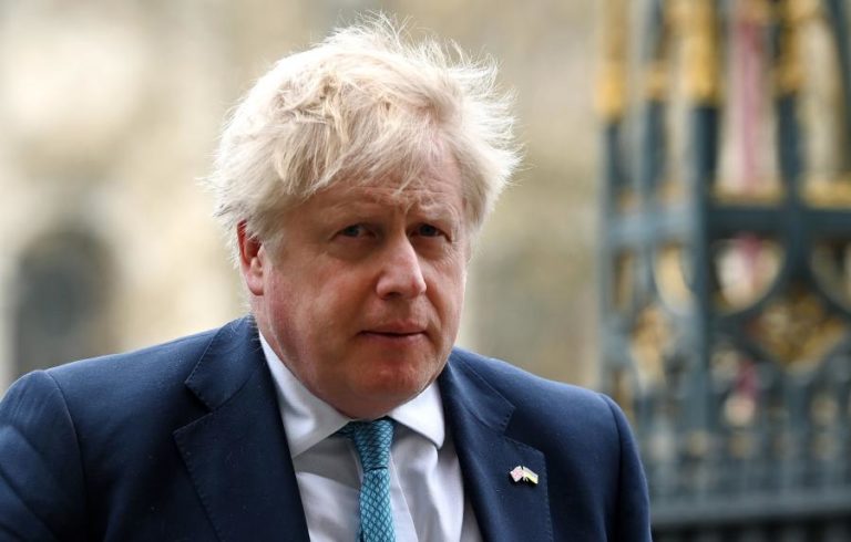Ucrânia: Johnson indignado com “ataques desprezíveis” da Rússia contra civis e ‘”crimes de guerra”