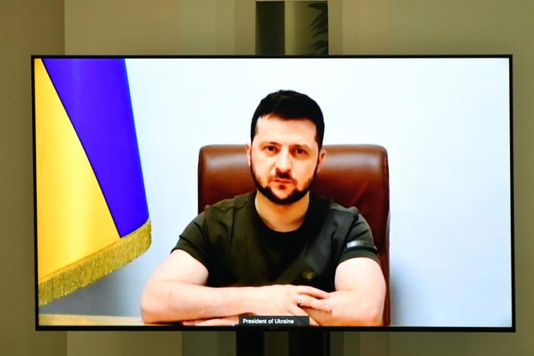 Ucrânia: Zelensky critica “indecisão” dos europeus durante discurso no Parlamento irlandês