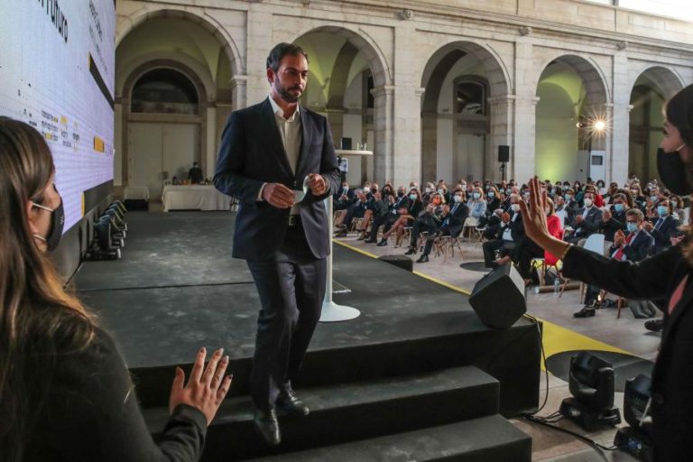 Ministro do Ambiente realça vantagens do transporte coletivo face ao preços dos combustíveis