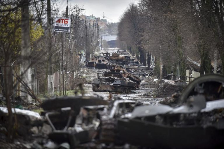 Ucrânia: Militares encontram corpos torturados após retirada dos arredores de Kiev