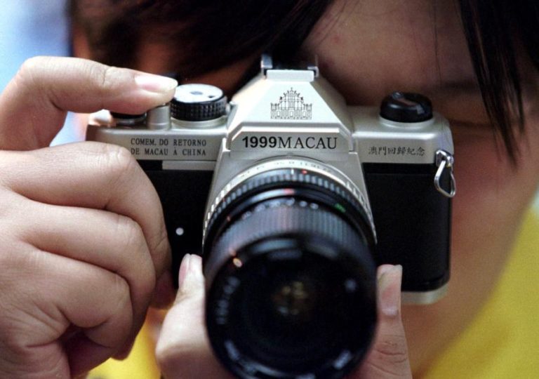 Ondjaki e Jordi Burch com exposição conjunta de poesia e fotografia em Luanda