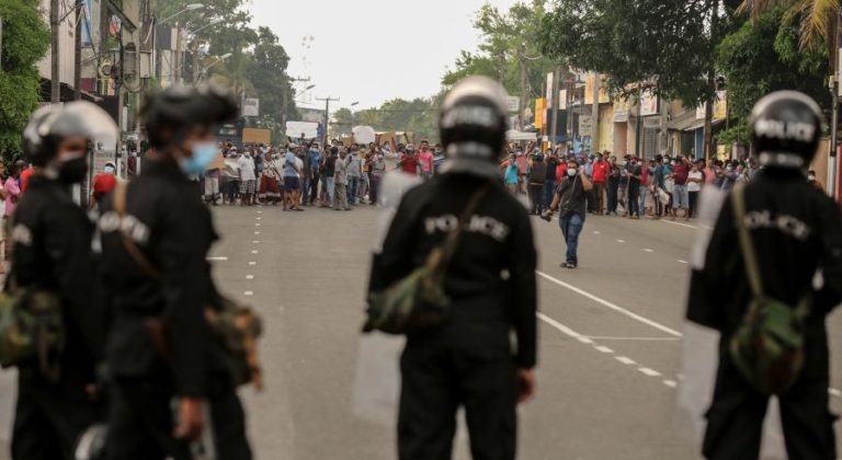 Tensão entre exército e manifestantes antigovernamentais em protesto no Sri Lanka
