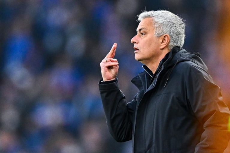 Mourinho será o responsável por eleger jogadores da caderneta de cromos do Euro2024