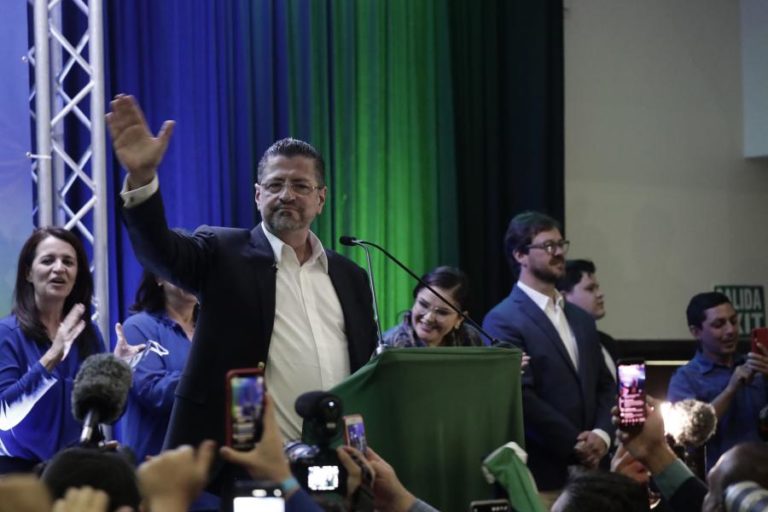 Conservador Rodrigo Chaves vence presidenciais na Costa Rica – tribunal eleitoral