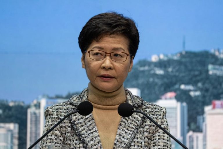 Líder de Hong Kong anuncia que não se recandidata ao cargo