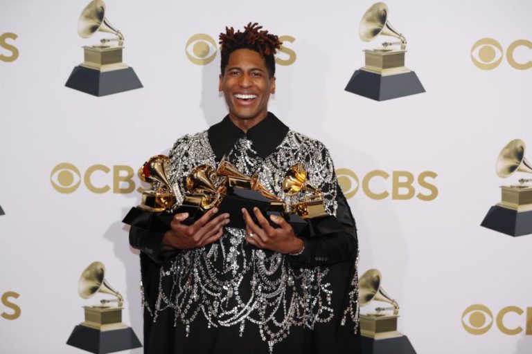 Jon Batiste, Olivia Rodrigo e Silk Sonic de Bruno Mars vencem noite dos Grammy