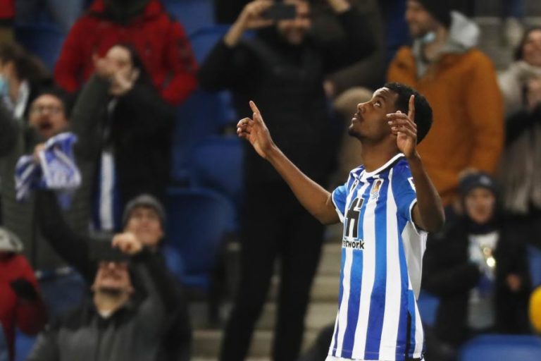 Real Sociedad arranca vitória ‘a ferros’ sobre o Espanyol com golos nos descontos