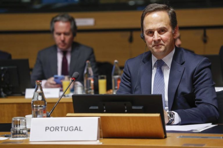 Ucrânia: Ministros das Finanças da UE unânimes sobre reforço de sanções à Rússia