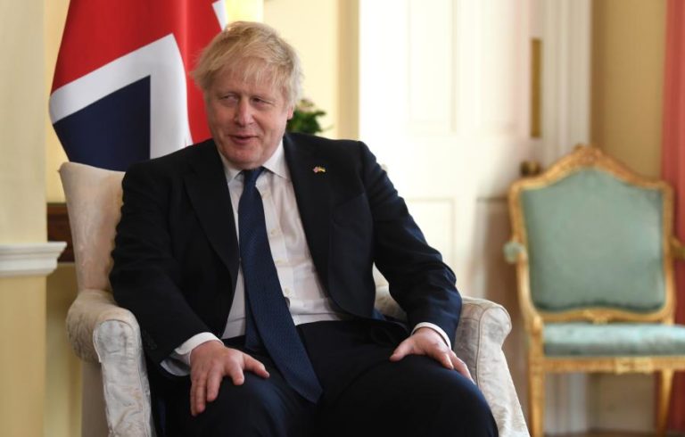 Ucrânia: PM britânico considera mortes em Bucha quase genocídio