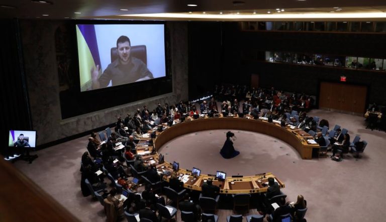 Ucrânia: Zelensky acusa Rússia “colonialista” de levar “centenas de milhares” de ucranianos