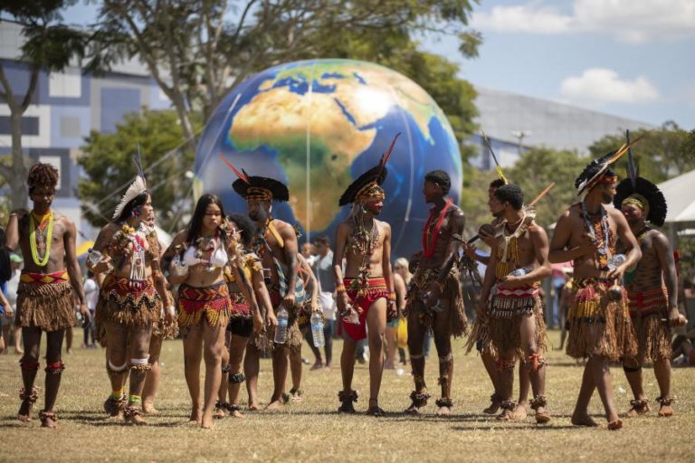 Milhares de indígenas acampam em Brasília em defesa das suas terras