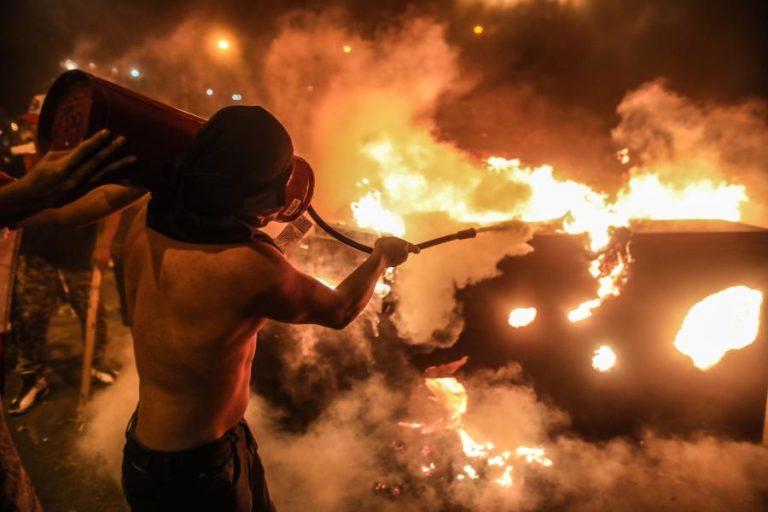 Um manifestante morto e vários feridos em confrontos com a polícia no Peru – hospital