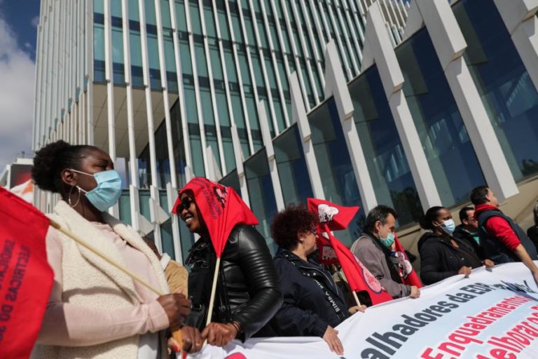 Trabalhadores da EDP protestam em frente à sede por aumentos salariais