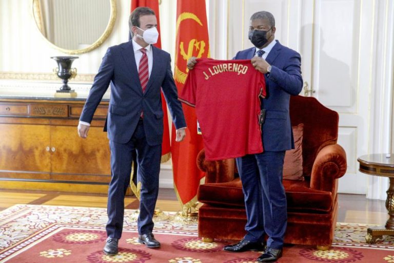 Embaixador entregou camisola da seleção que Cristiano Ronaldo dedicou ao Presidente angolano