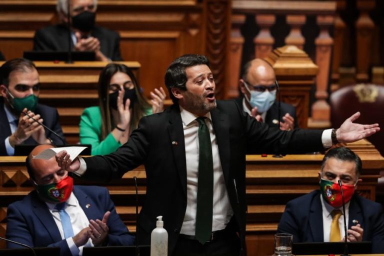 Governo: Chega diz que programa é “mentiroso” na saúde, Costa diz que SNS produz mais