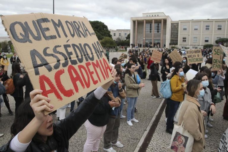 Centenas de universitários protestam contra assédio em frente à reitoria de Lisboa
