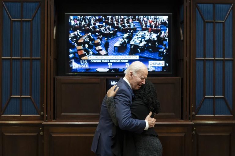 Biden celebra a ascensão “histórica” ??da primeira afro-americana ao Supremo dos EUA