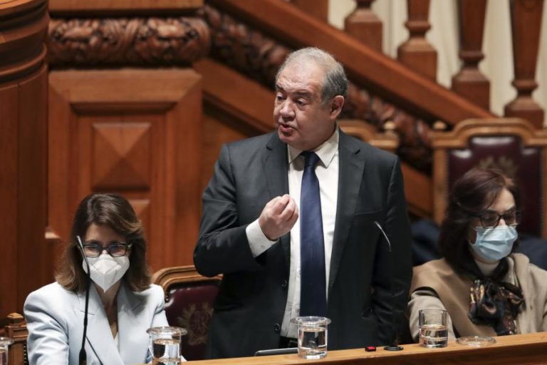 Costa Silva admite imposto sobre lucros inesperados das empresas