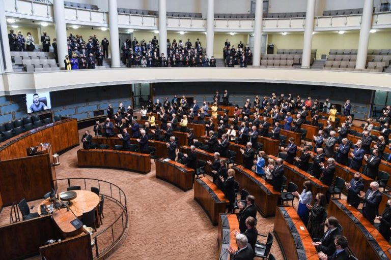 Ucrânia: Zelensky pede ‘cocktail Molotov’ de sanções contra Rússia