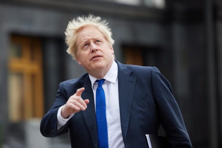 Covid-19: Boris Johnson pede desculpa por festas, mas recusa demitir-se