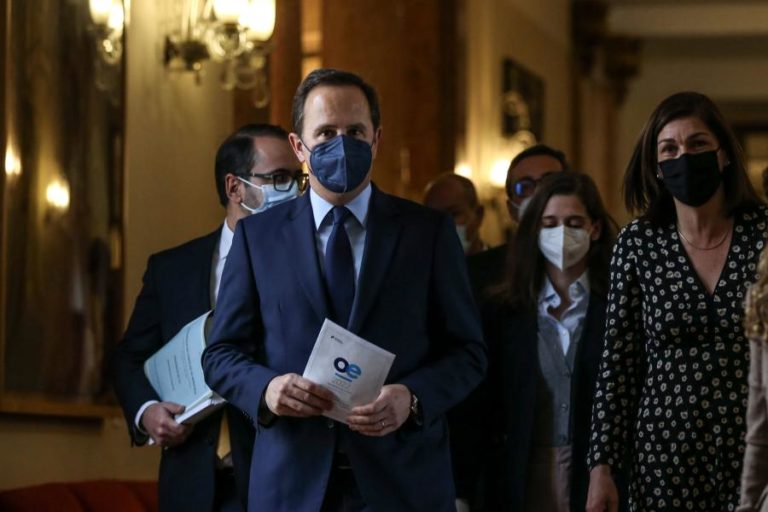 OE2022: Governo corta ligeiramente crescimento do PIB para 4,9% este ano